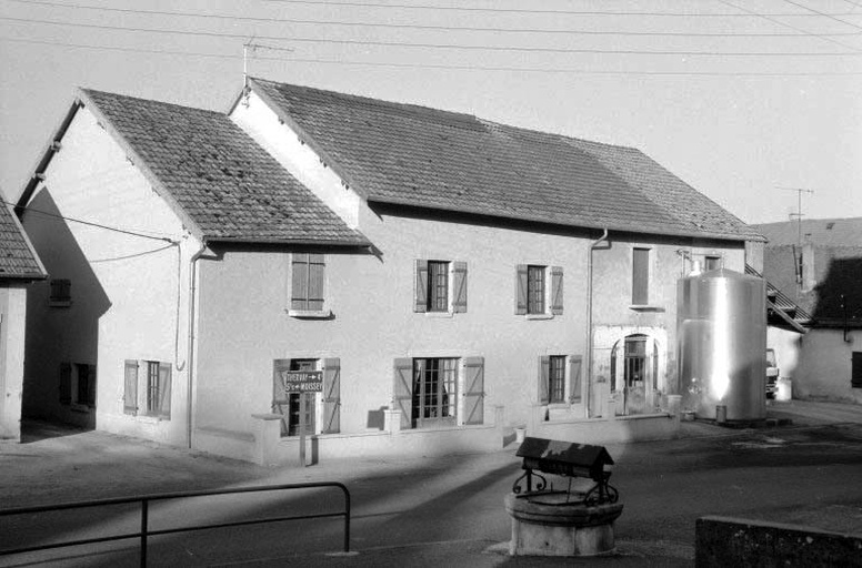 maison, auberge, relais de poste, fromagerie Roy