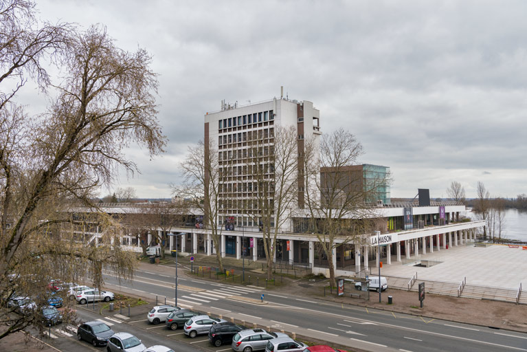 centre culturel (maison de la culture), gymnase et bourse du travail