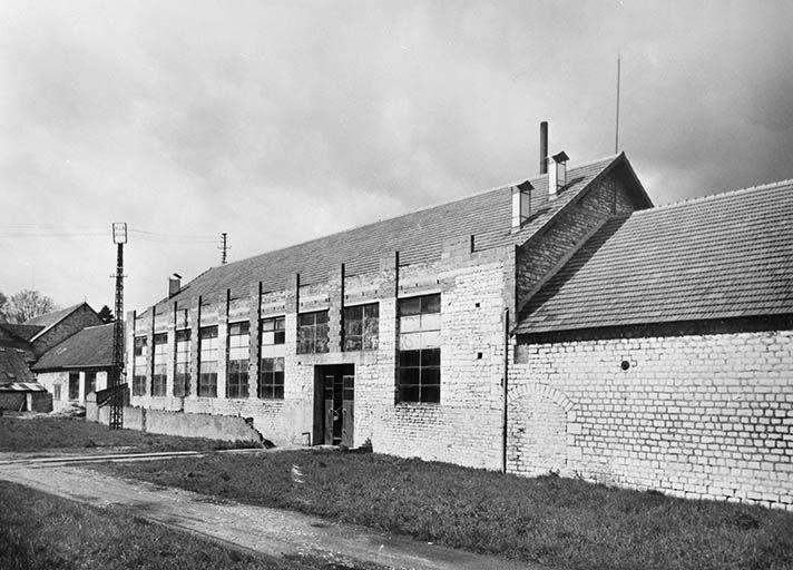 haut fourneau, fonderie puis entrepôt militaire, actuellement conserverie, usine liée au travail du bois, magasin de commerce, mairie