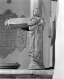 fragment de croix monumentale portant un Christ en croix et une Vierge à l'Enfant