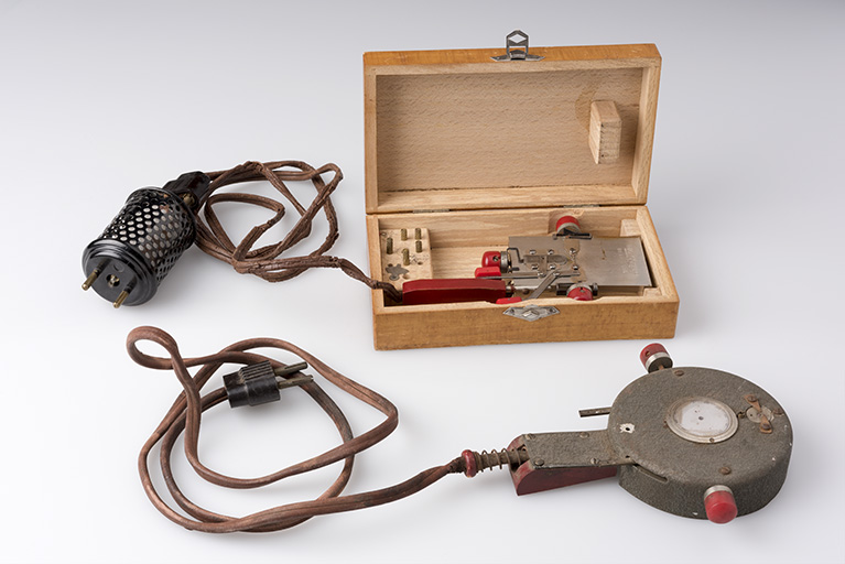 outil spécifique aux métiers de l'horlogerie (2 outils pour le réglage des palettes d'ancre ou échappemètres dits Microchapp)