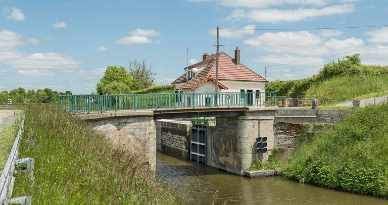 pont routier sur l'écluse 04 du versant Loire/Océan ; dit pont de Parisenot ou pont de Parizenot (canal du Centre)