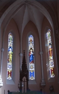 ensemble de quatorze verrières décoratives et de trois verrières figurées : Sacré-Coeur, saint Pierre et saint Léger