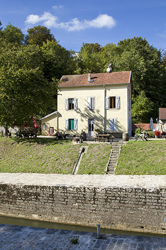 Les maisons de la Saône navigable en Bourgogne-Franche-Comté