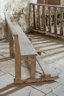 ensemble de bancs de fidèles