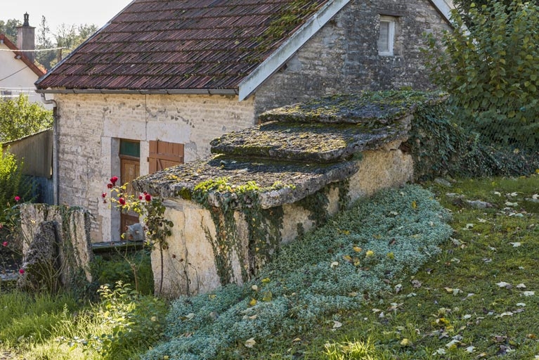 remise agricole ou toit à porc