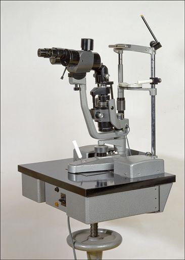 microscope et instrument d'ophtalmologie (biomicroscope dit lampe à fente de Gambs)