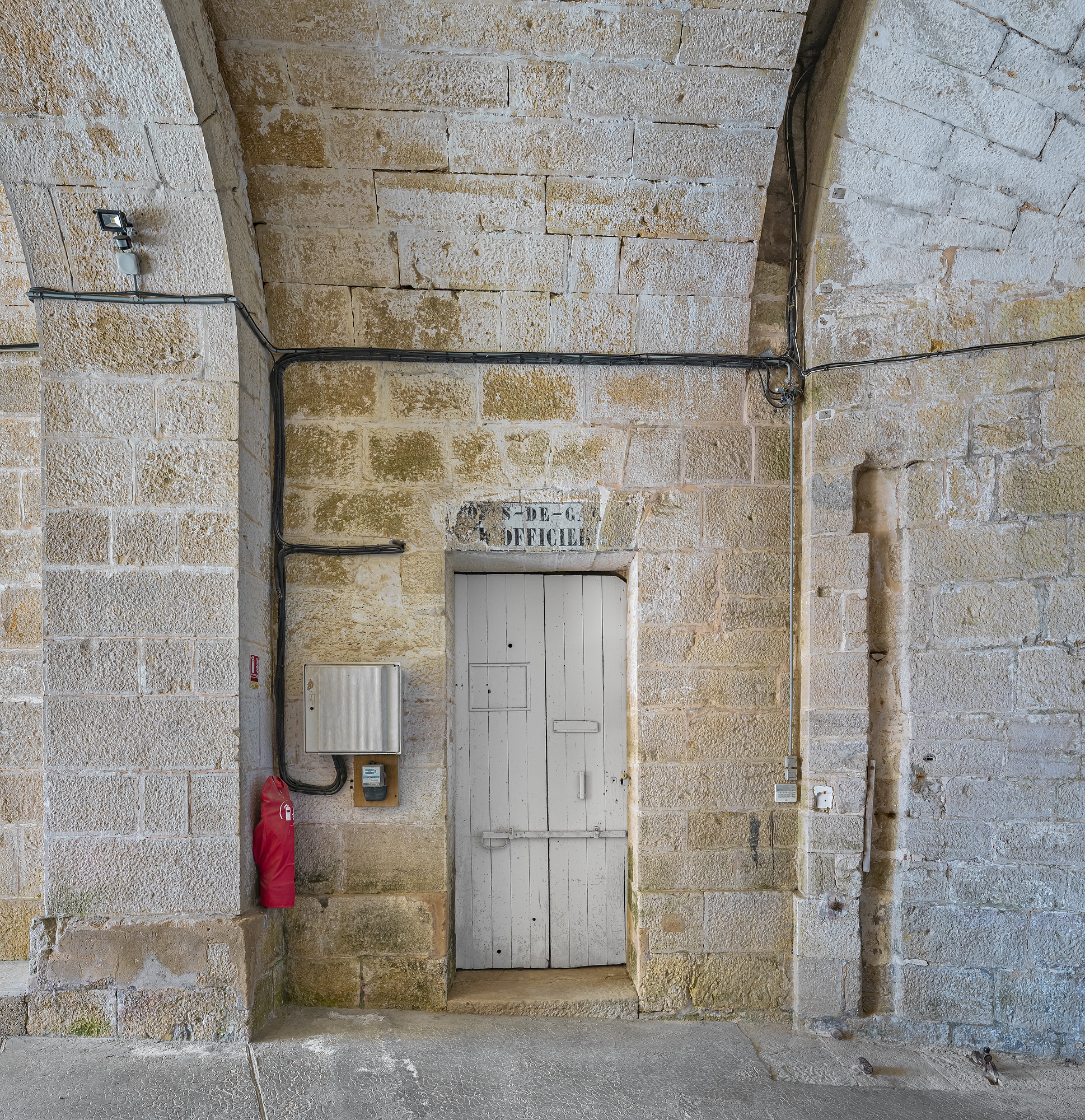 porte monumentale et logement du commandant du fort, puis logement des officiers