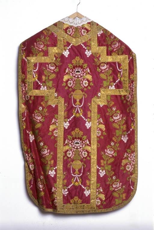 ornement rouge : chasuble, étole, manipule, voile de calice et bourse de corporal