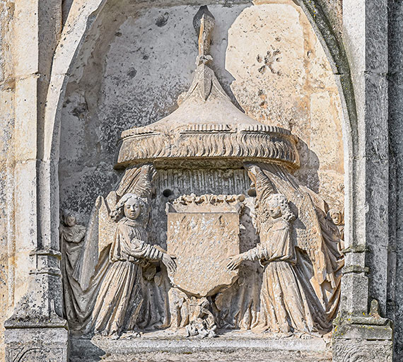 décor d'architecture : anges porte-écu, animaux, végétaux et symboles