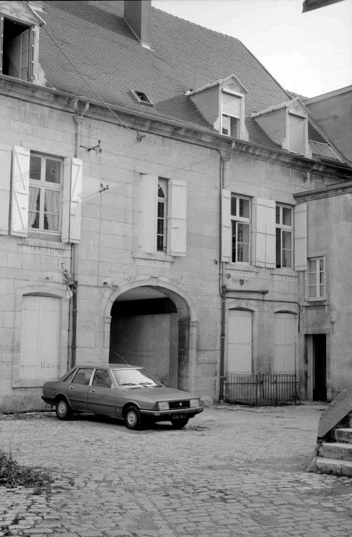 hôtel, distillerie Morel-Perron, puis fromagerie, laiterie industrielle, actuellement entrepôt public