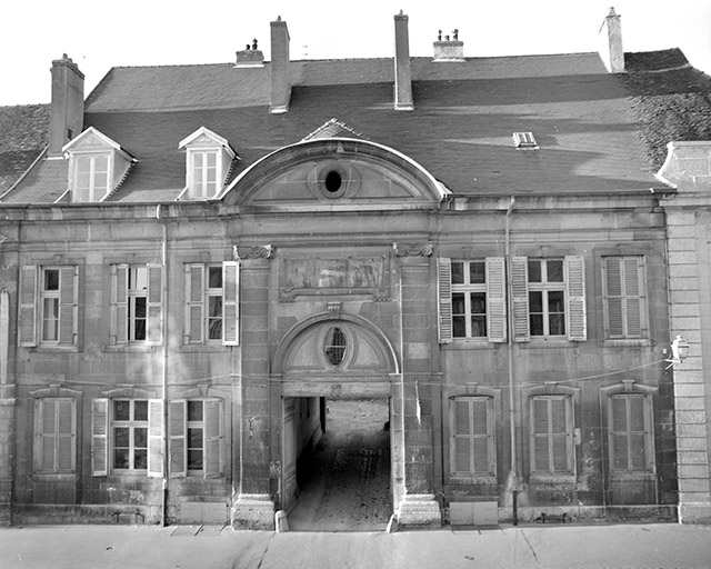 hôtel, distillerie Morel-Perron, puis fromagerie, laiterie industrielle, actuellement entrepôt public