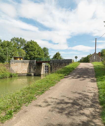 pont sur l'écluse 36 du versant Seine, dite de la Porte (canal du Nivernais)