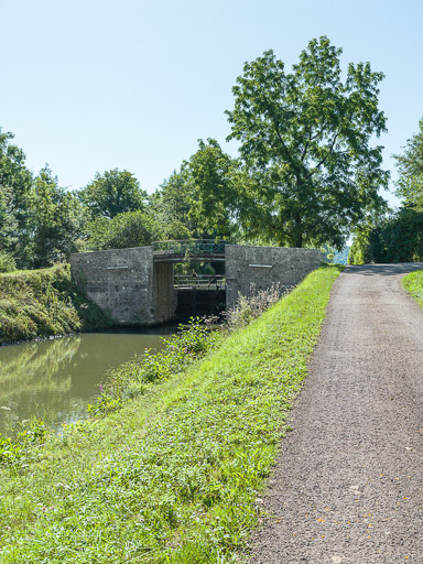 pont sur l'écluse 43 du versant Seine, dite de Cuncy (canal du Nivernais)