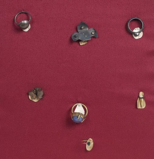 ensemble de sept bijoux : bagues ; éléments épars d'ornements féminins