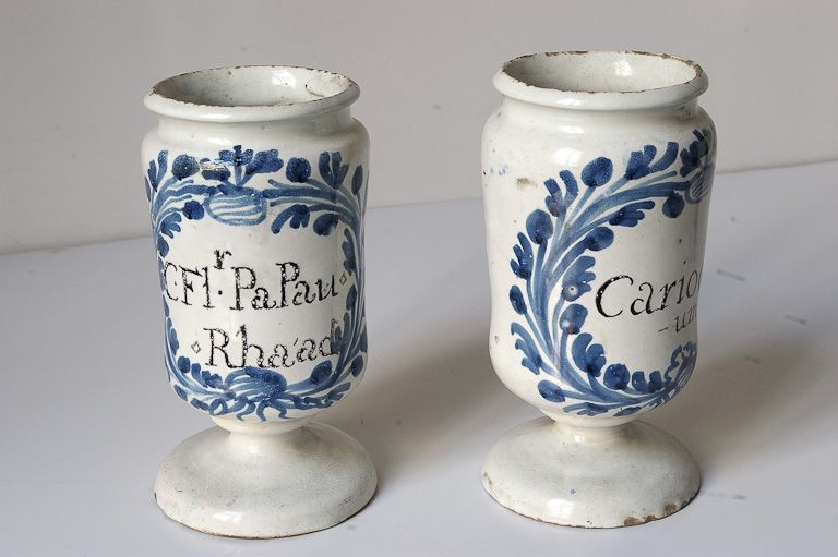 ensemble de dix pots à pharmacie : pots canons