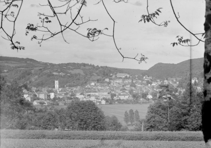 la ville ; on voit l'église paroissiale Saint-Martin à gauche