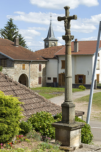 l'architecture religieuse, funéraire et commémorative de la commune d'Ambiévillers