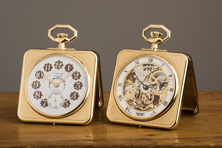 2 horloges (réveils)