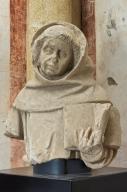 statue : moine tenant un livre (saint Bernard de Clairvaux ?)