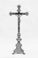 2 chandeliers et croix d'autel