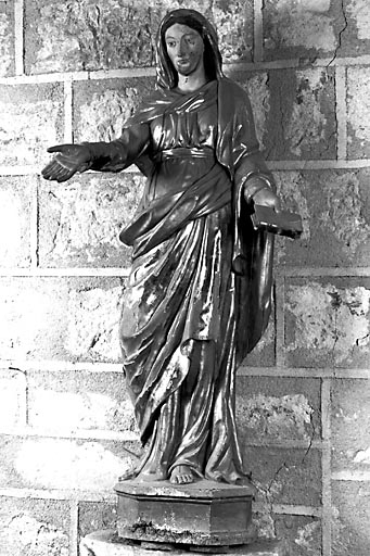 statue : femme tenant un livre (la Foi ?)