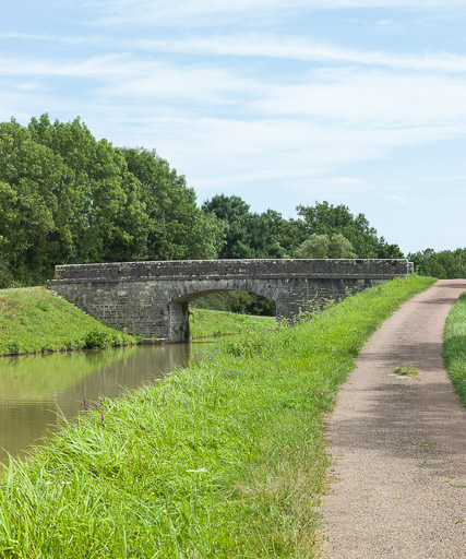 pont routier isolé de la Prairie (canal du Nivernais)