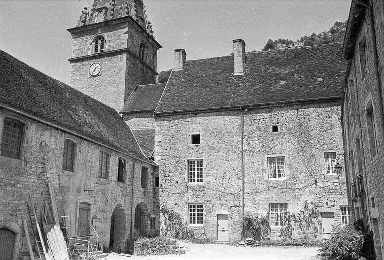 abbaye Saint-Pierre, actuellement église paroissiale Saint-Jean-Baptiste, habitation et musée