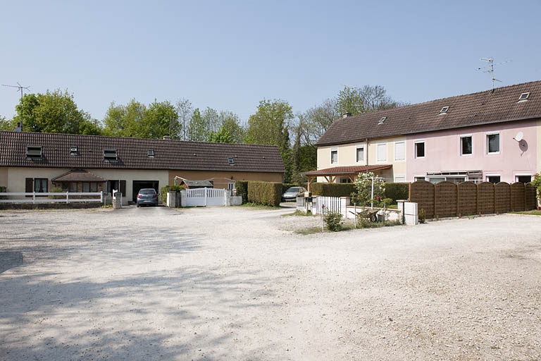 usine d'horlogerie Tissot et Thourot, puis Vuillequez-Thourot, puis Hosotte, puis usine de petite métallurgie des Ets Hosotte, actuellement logement