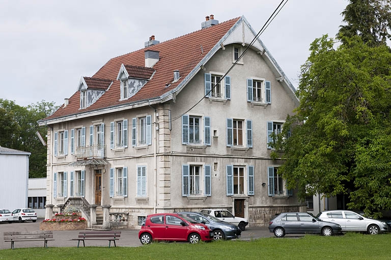 usine d'horlogerie Louis Boname, puis Charles Vuilleumier, puis fonderie Charpentier, puis usine de décolletage Devaux et Meinen, actuellement école professionnelle