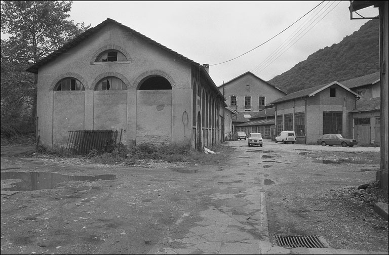 filature Courlet et Renaud, puis usine de papeterie Outhenin-Chalandre et Fils, puis Société Anonyme des Papeteries de France, actuellement centrale hydroélectrique, atelier et entrepôt municipal