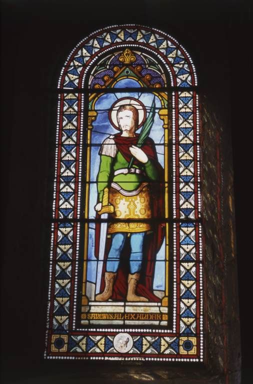 cinq verrières décoratives et quinze verrières figurées : Sacré-Coeur, Education de la Vierge, Vierge, les évangélistes, saint Pierre, saint Paul, saintes, saints