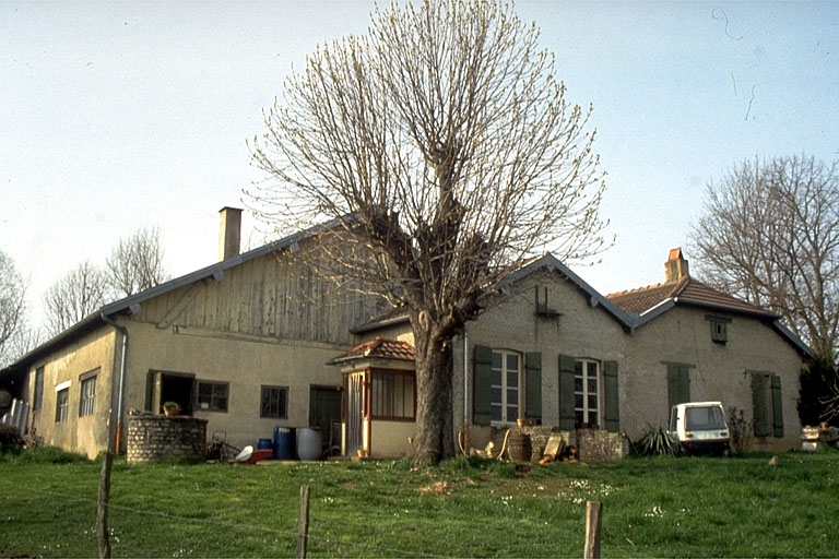 briqueterie, actuellement maison, atelier de réparation de matériel de motoculture