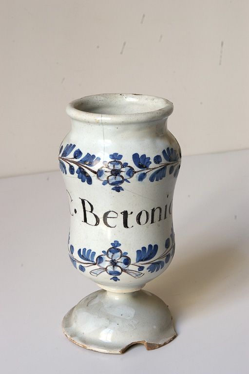ensemble de quatre pots à pharmacie : une chevrette et trois pots canons