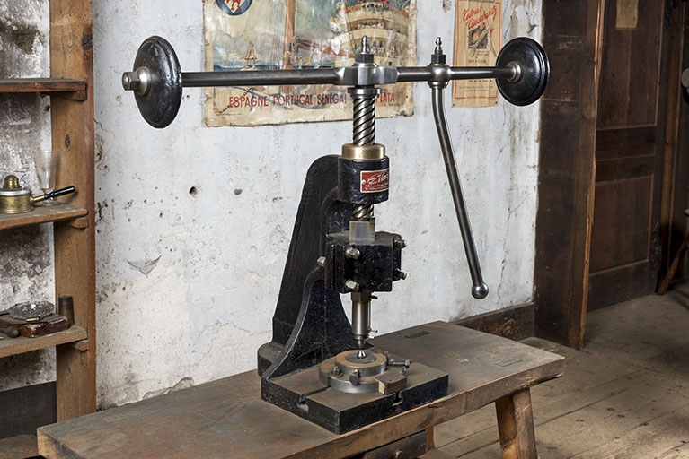 machine à découper par poinçon et à estamper (presse à balancier des Ets Gaston et Henri Venot)