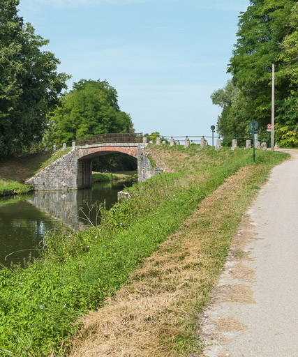 pont routier isolé des Romains (canal du Nivernais)