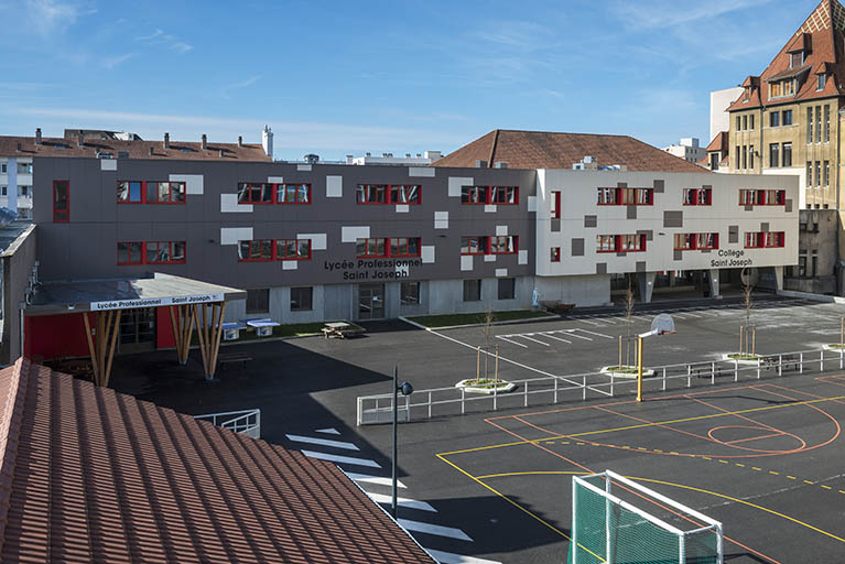 usine d'automobiles Ravel, puis Schneider, actuellement collège et lycée professionnel Saint-Joseph