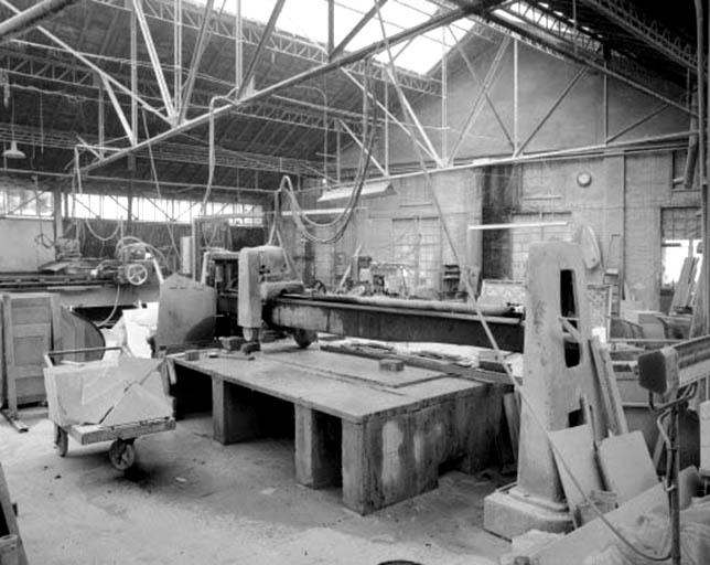 2 machines à découper par scie à lame circulaire (débiteuses)