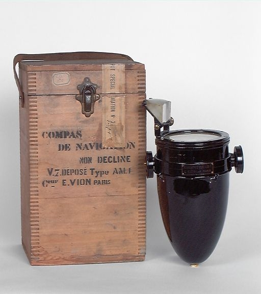 instrument de mesure des angles pour le repérage des points cardinaux n° 4 : compas de navigation et sa boîte