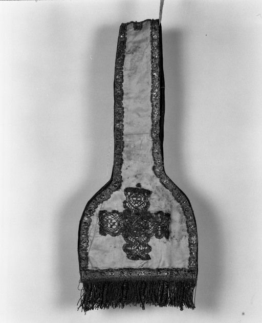 chasuble, manipule (ornement blanc)