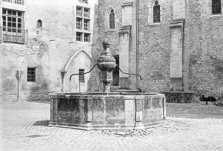 abbaye Saint-Pierre, actuellement église paroissiale Saint-Jean-Baptiste, habitation et musée