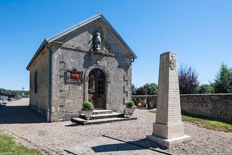 Chapelle et stèle aux morts pour la patrie en 1870-1871.