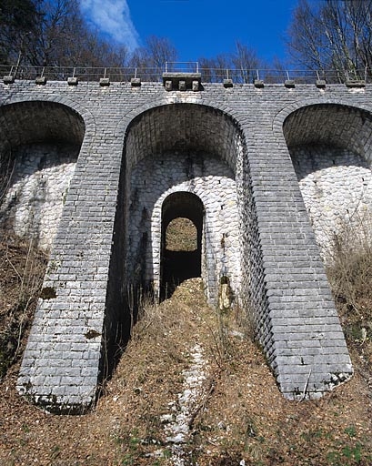 mur de soutènement à arcades (voie ferrée Andelot - La Cluse)