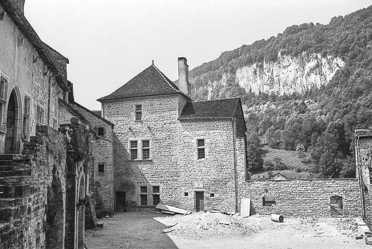 abbaye Saint-Pierre, actuellement église paroissiale Saint-Jean-Baptiste, habitation et musée