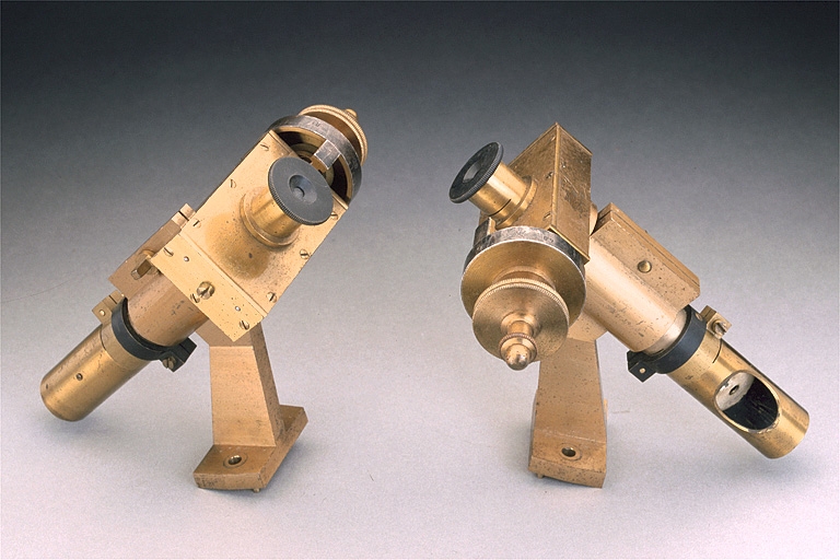 2 instruments de mesure des longueurs (micromètres de lecture)