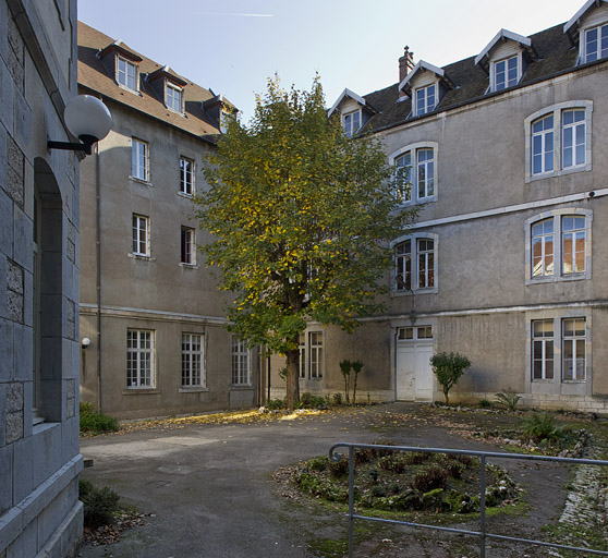 couvent des Cordeliers, collège Saint-François-Xavier puis des Pères Eudistes, lycée de jeunes filles, actuellement lycée Louis Pasteur