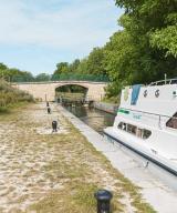 pont sur l'écluse 02 de l'embranchement de Vermenton (canal du Nivernais)