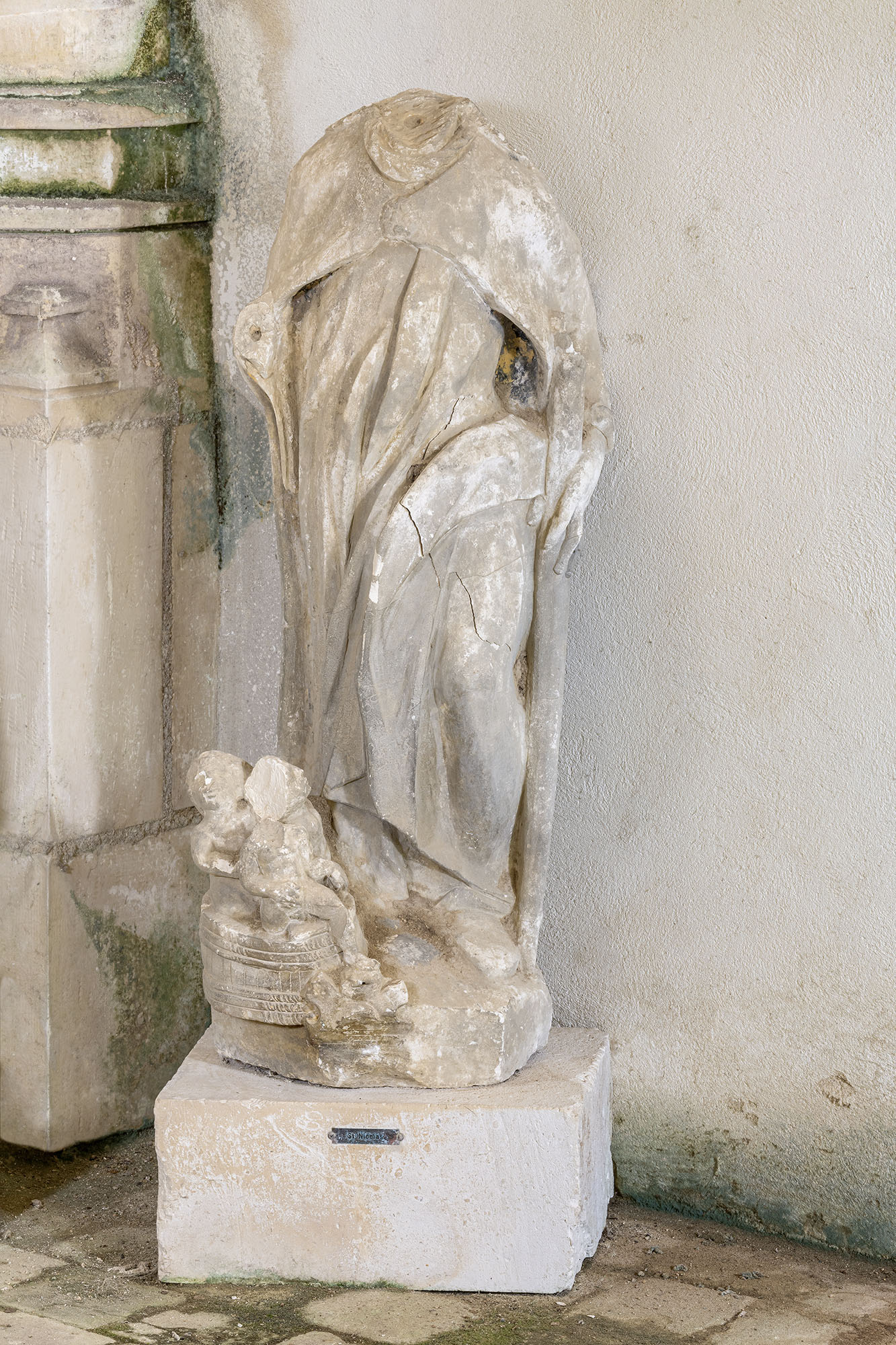 groupe sculpté : saint Nicolas