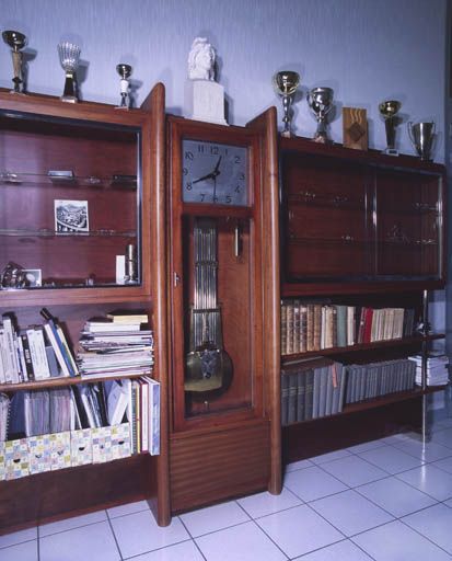 armoire-bibliothèque (vitrine), étagère-bibliothèque et horloge