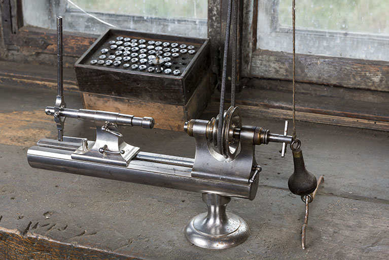 machine à tourner et à percer (tour d'horloger Wolf, Jahn & Co)